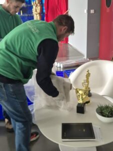 Speciális biztonsági csomagolás fehér kesztyűben: a Die Hard 3 eredeti forgatókönyvének előkészítése szállításhoz - Servitius Transport